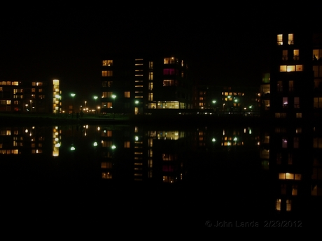 Nacht foto, flats in het water.