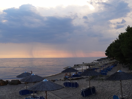 Zomeravondregen strand Metamorfosi.