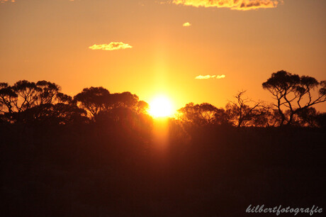 ondergaande zon in mide australie