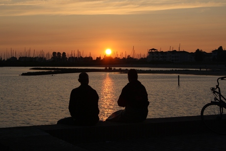 Zonsondergang strandje Hellevoetsluis.