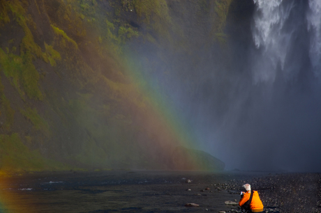 Dubbele regenboog onderaan de waterval, zuid IJsland