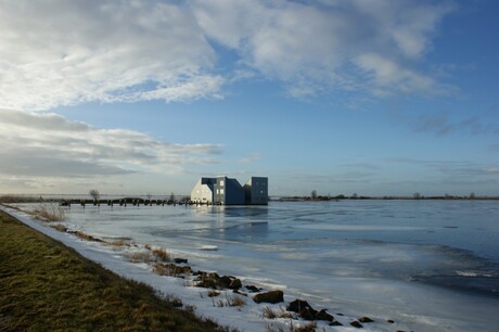 Drijvend paviljoen in het bevroren Markermeer