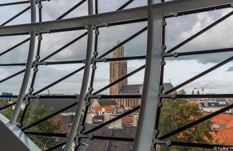 Door een raam bekeken De Peperbus van Zwolle-2