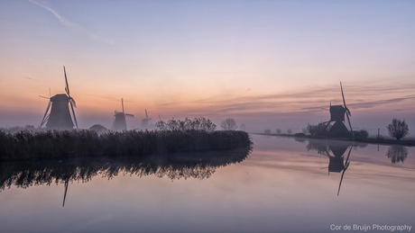 Kinderdijk bij zonsopkomst