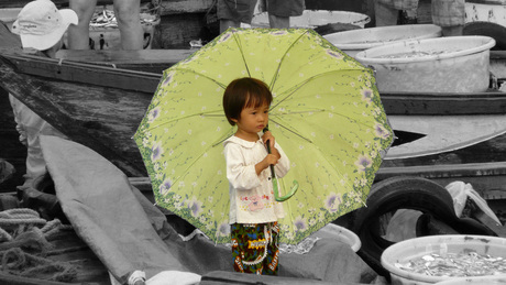 Onder moeders parasol