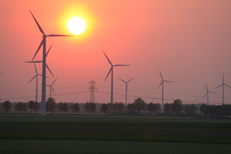 Windmolens bij ondergaande zon