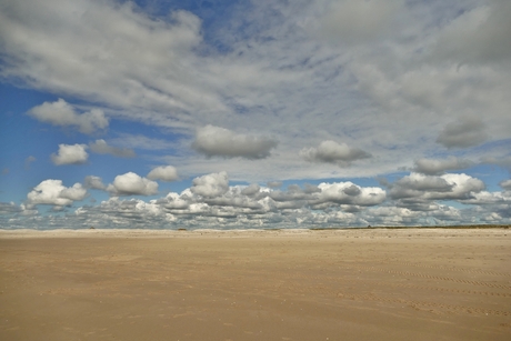 Alleen wolken en zand