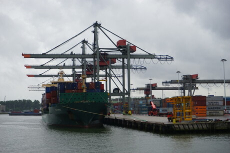 Laden/lossen containerschip