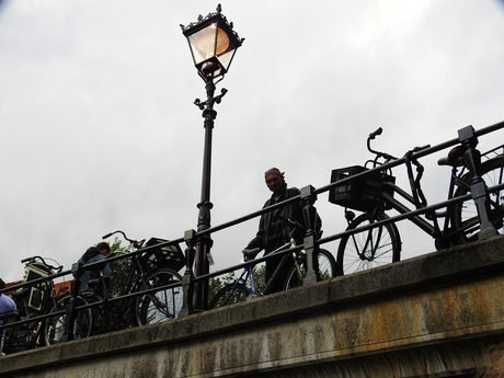 Op een brug.