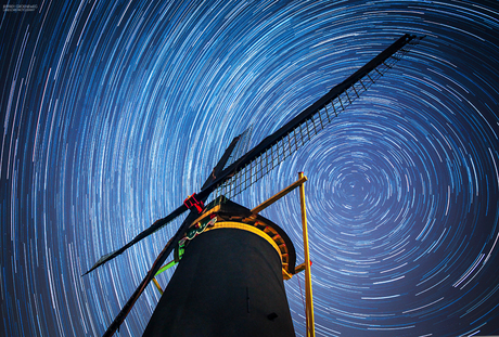 Sterrensporen boven de molen