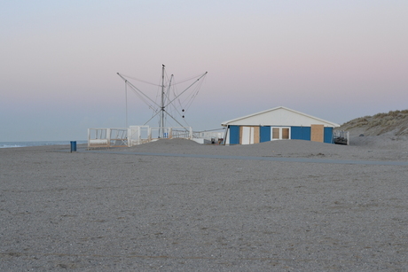 Aan het strand stil en verlaten...