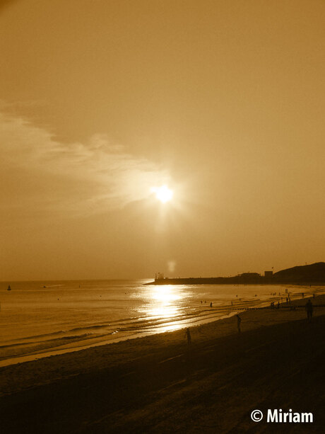 zonsondergang bij strand