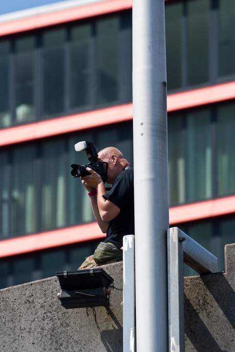 Fotograaf in actie tijdens dance parade