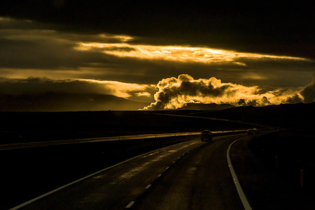 Geyser bij zonsondergang op Ijsland