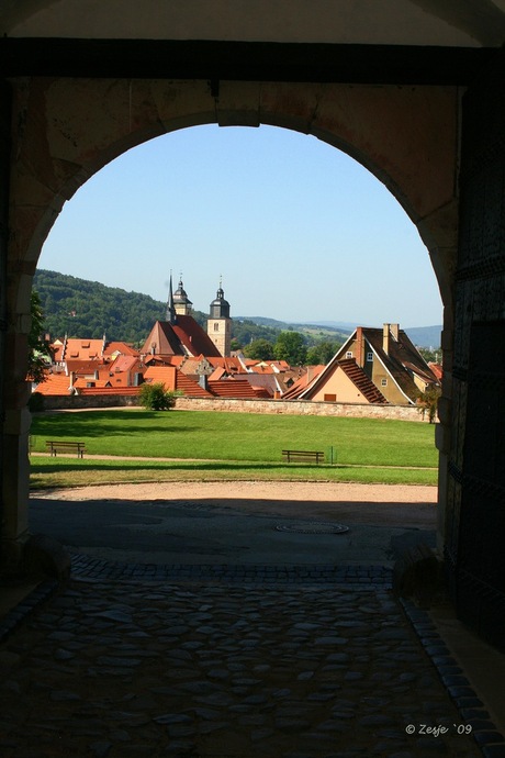 zicht vanuit slotpoort