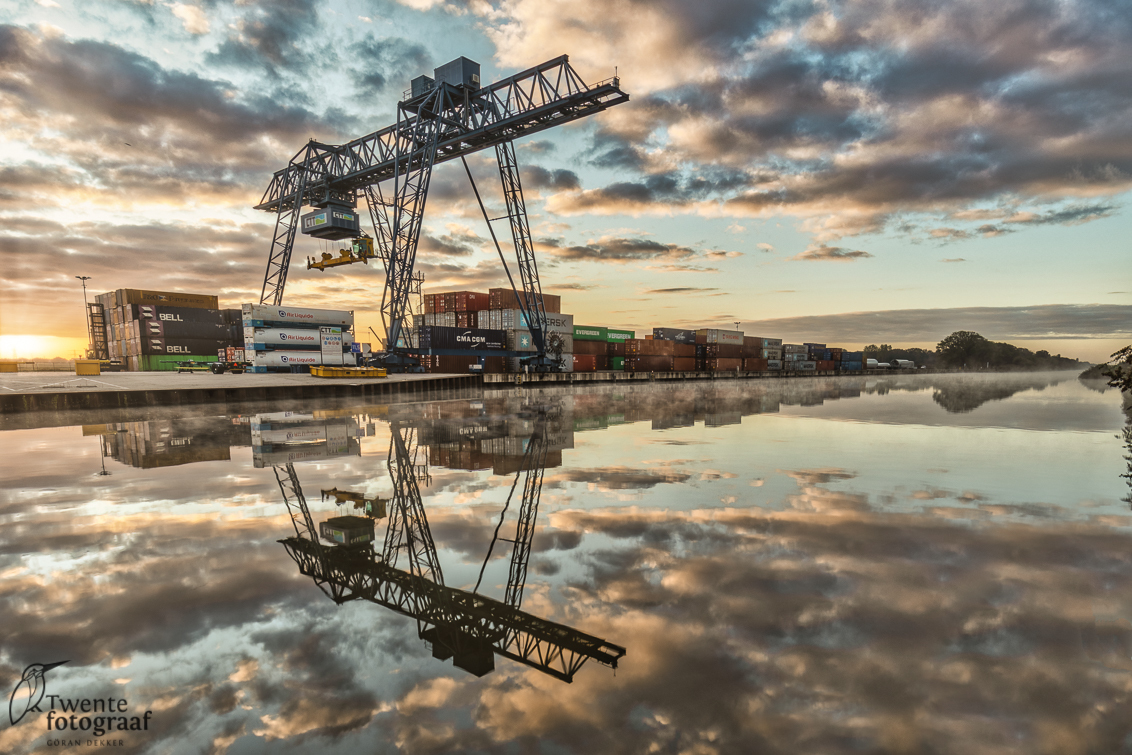 Container Terminal Twente - Zonsopkomst bij de container terminal in Almelo - foto door Twentefotograaf op 11-09-2020 - deze foto bevat: lucht, wolken, water, spiegeling, zonsopkomst, haven, rivier, hdr, twente, almelo, ctt
