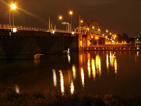 Schellingwouderbrug at night