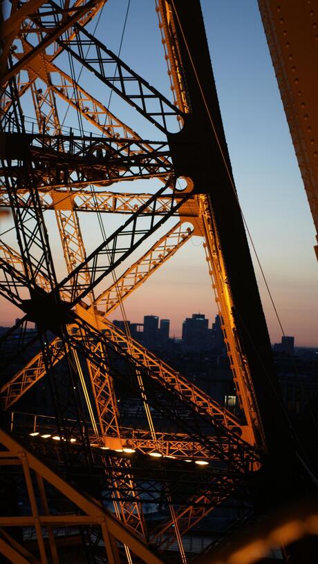 De Eiffeltoren bij avond