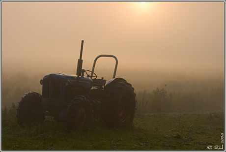 Tractor in de ochtendmist