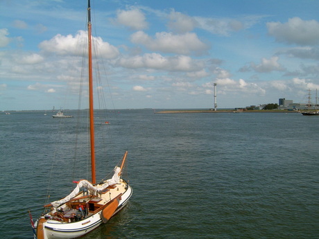 Zeilboot in haven