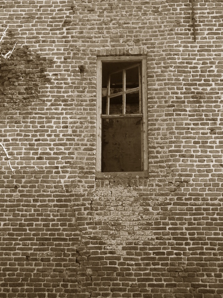 Oud, gevallen raam