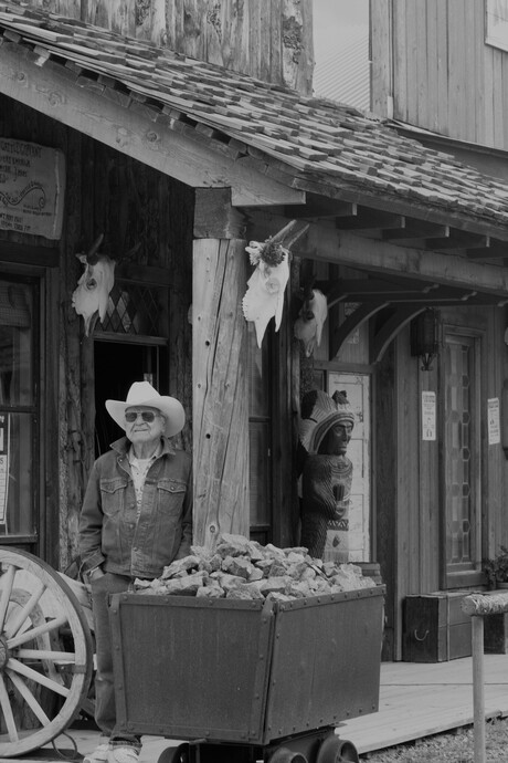 Een oude cowboy in Ghosttown in Canada