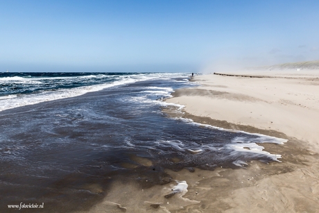 Texel storm op het strand