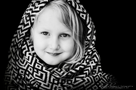 Zwart wit portret meisje