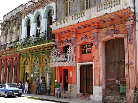 Kleurige koloniale gevels in Havana