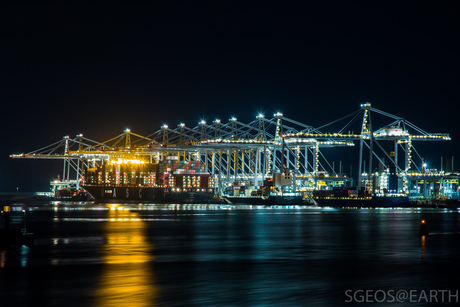 Maasvlakte II in de nacht