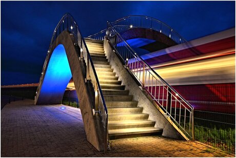 Trein passeert loopbrug.