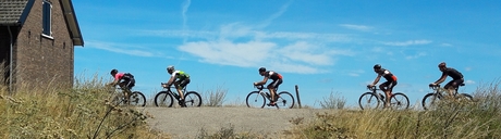 Fietsen op de dijk