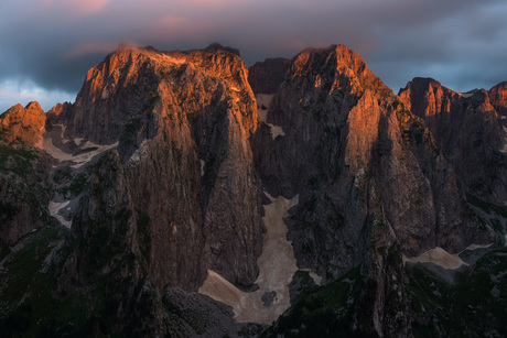 Een prachtige zonsondergang in de Balkan