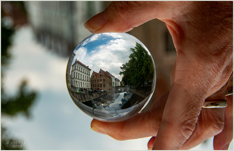 BRUGGE DOOR EEN GLAZEN BOL 1