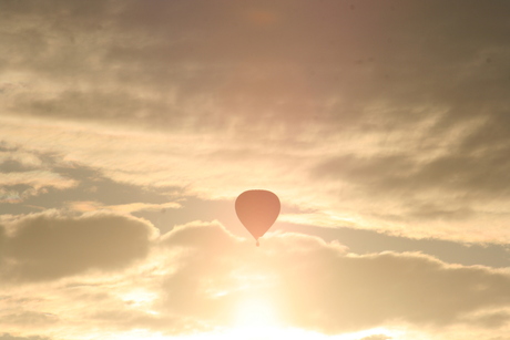 luchtballon voor avondzon