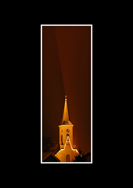 Kerk in donker met lichtstraal.jpg