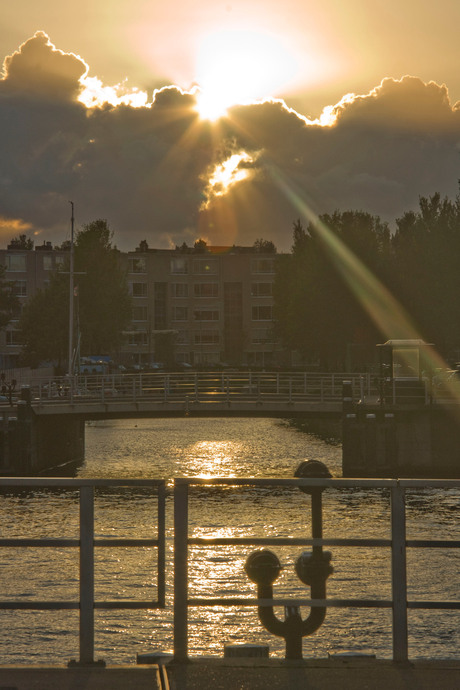 Zon gaat onder boven Amsterdam