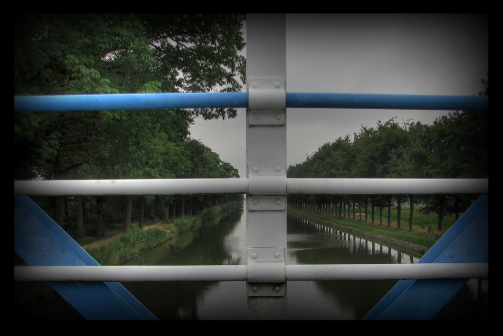 Zuid Willemsvaart in Bree - Foto genomen vanaf de voetgangersbrug. Helaas, zonder dieptezicht of toch :) - foto door minamoto op 24-08-2008 - deze foto bevat: water, brug, kanaal, diepte