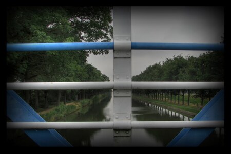Zuid Willemsvaart in Bree - Foto genomen vanaf de voetgangersbrug. Helaas, zonder dieptezicht of toch :) - foto door minamoto op 24-08-2008 - deze foto bevat: water, brug, kanaal, diepte