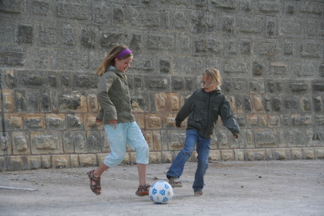 Voetballen op frans pleintje