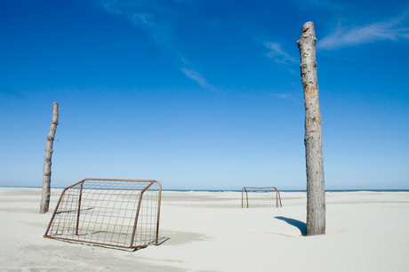 Voetbalveldje op het strand