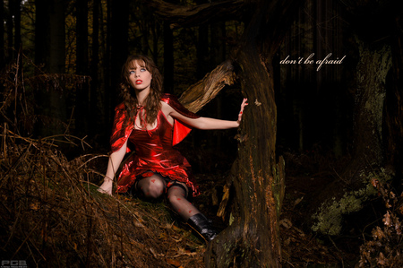 Don't be afraid for ....... - Teaser pic van shoot sessie met Red Riding Hood :) 

Model(s): 
Lillian Hoek

Location: Lage Vuursche, The Netherlands

Strobist info:
1x Yon - foto door phillostar op 21-11-2010 - deze foto bevat: Roodkapje Bos Donker Herfst Woud Hood Red Strobist Yongnuo S