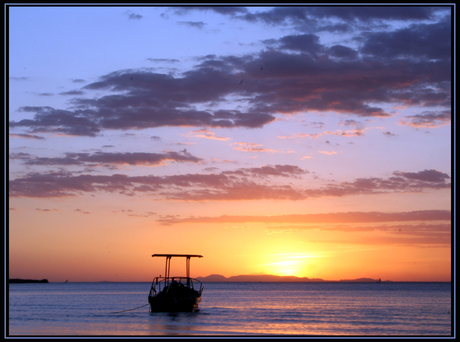 Boot bij zonsondergang