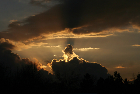 Achter de wolken schijnt de zon