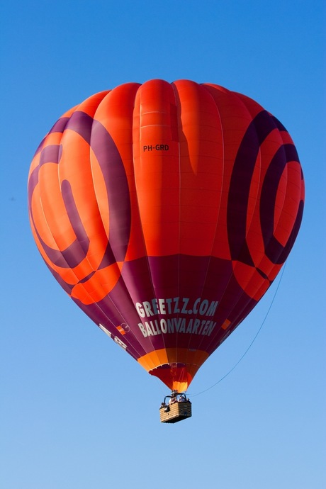 Luchtballon in de strak blauwe lucht