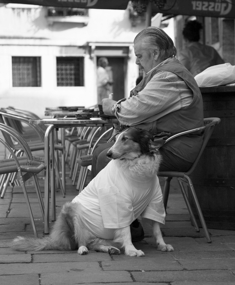 straatfotografie man en hond