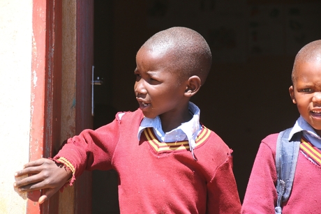 Twee kinderen op een schooltje in Malealea in Lesotho (even aanklikken om de hele foto te zien)