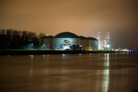 Vopak in de nacht