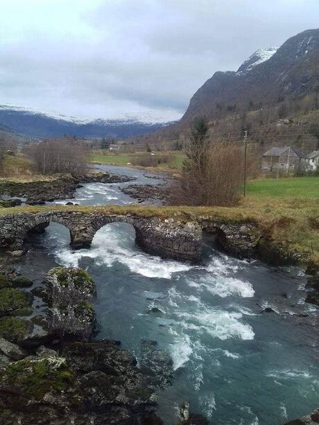 oud bruggetje in Olden Noorwegen