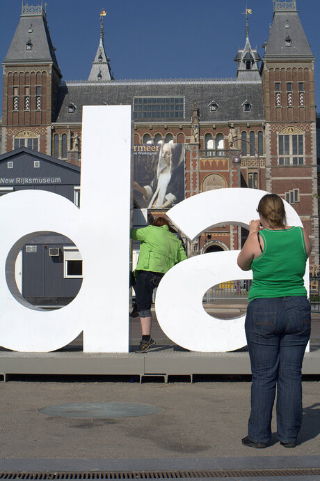 Toeristen voor het Rijksmuseum